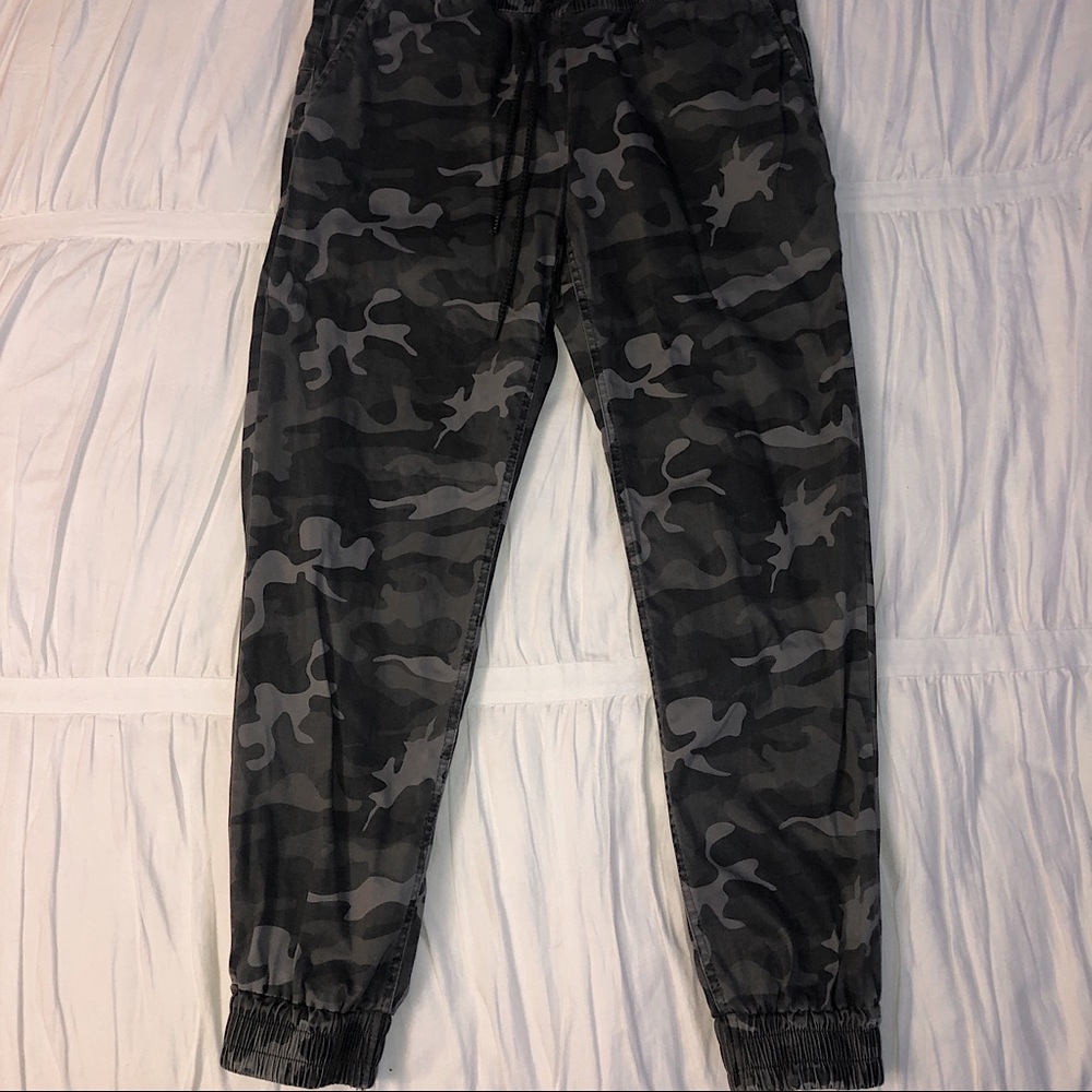 M BOUTIQUE CAMEO CARGO TRACK PANT
